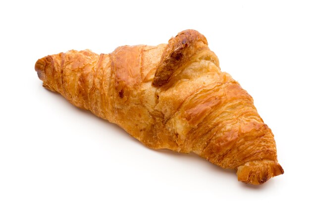 Smakelijke boterachtige croissants op het witte oppervlak.