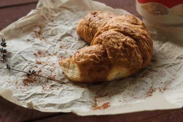 Smakelijke boterachtige croissants op oude houten lijst.