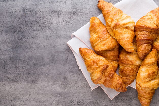 Smakelijke boterachtige croissants op oude houten tafel.