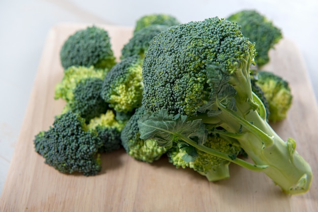 Smakelijke broccoli op houten bord