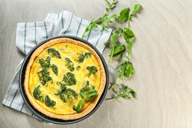 Smakelijke broccoli quiche op tafel