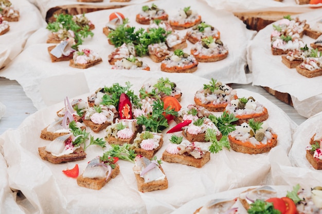 Smakelijke bruschetta met vlees en peterselie die op lijst blijven.