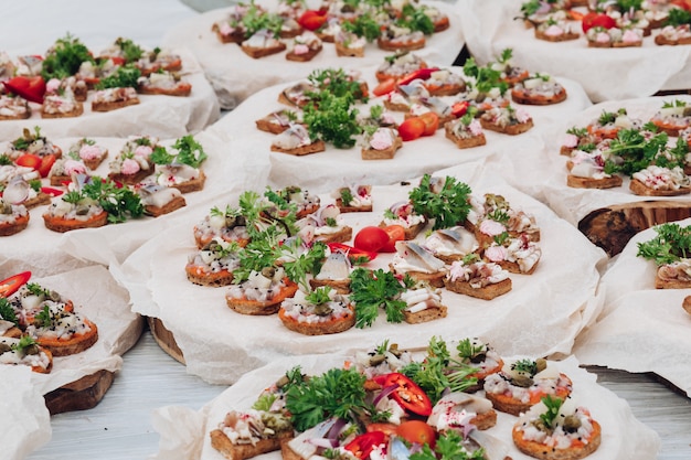 Smakelijke bruschetta met vlees en peterselie die op lijst blijven.