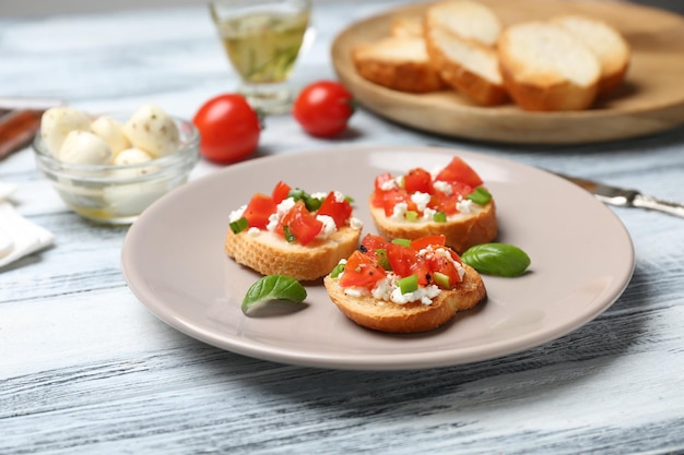 Smakelijke bruschettas met tomaten op plaatclose-up