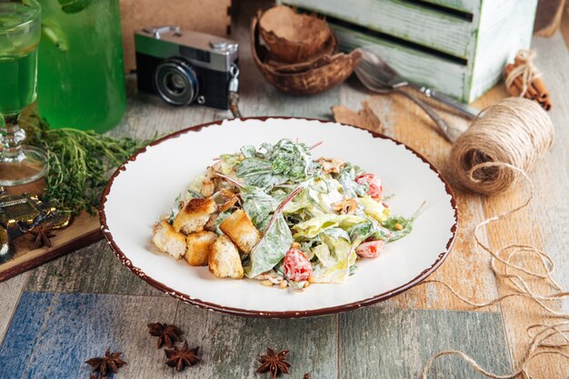 Smakelijke caesarsalade met crackers