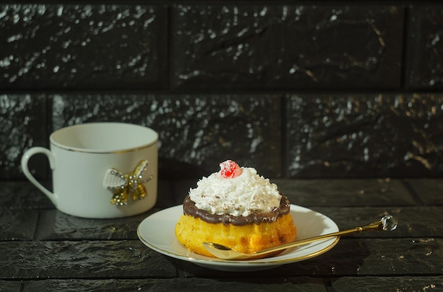 Smakelijke cake met chocoladeroom en deeg versierd met kersen zwarte achtergrond plak kopieerruimte