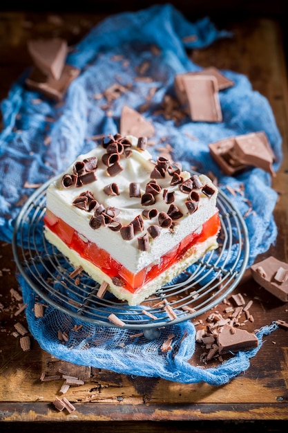 Smakelijke cake met geleivruchten en chocoladeschilfers