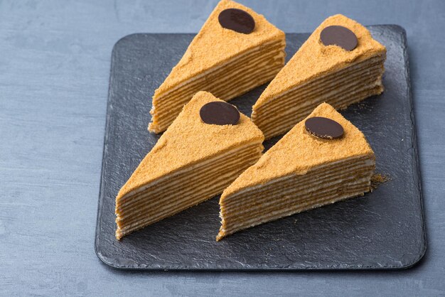 Smakelijke cake op een zwarte plaat