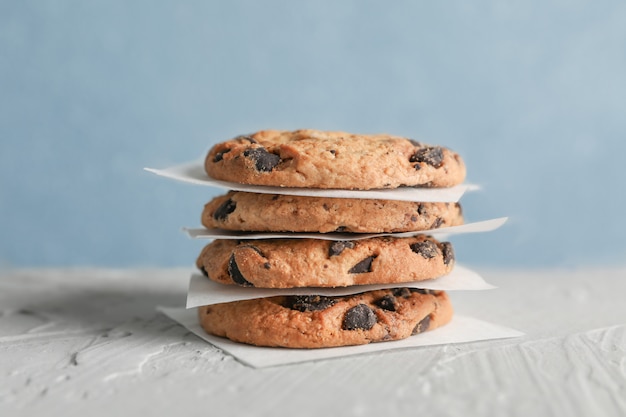 Smakelijke chocoladeschilferkoekjes op grijze achtergrond