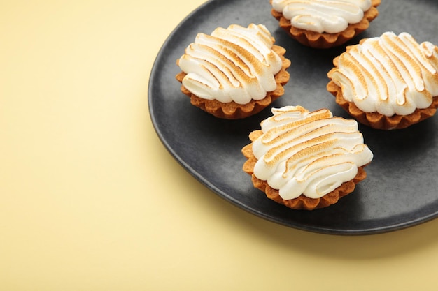 Smakelijke citroen cupcakes met witte room op beige achtergrond Vakantie verrassing verjaardag Valentijnsdag