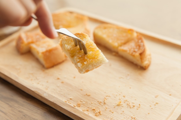 Smakelijke cookie op houten plaat met een vork