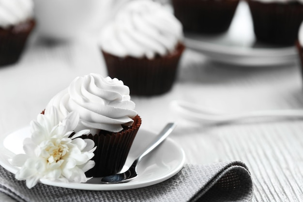 Smakelijke cupcake op tafel geserveerd close-up