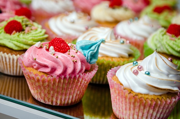 Smakelijke cupcakes op een witte houten tafel