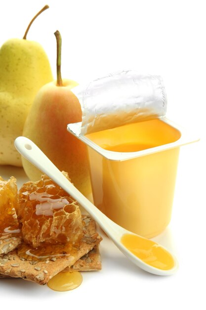 Smakelijke desserts in open plastic bekers en honingkammen fruit geïsoleerd op wit