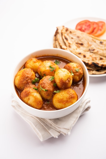 Smakelijke dum aloo of hele aardappelen pittige curry is een populair hoofdgerecht recept uit india