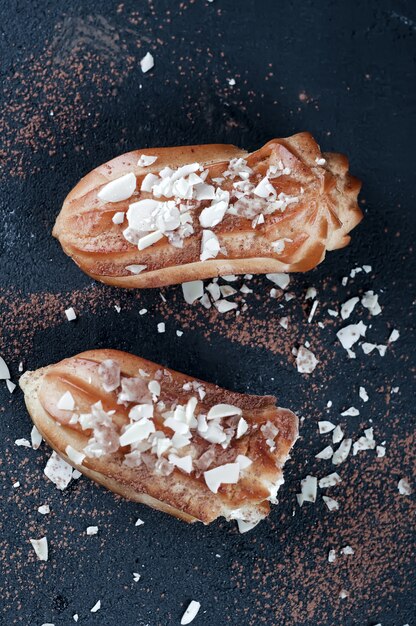 Smakelijke eclairs op tafel