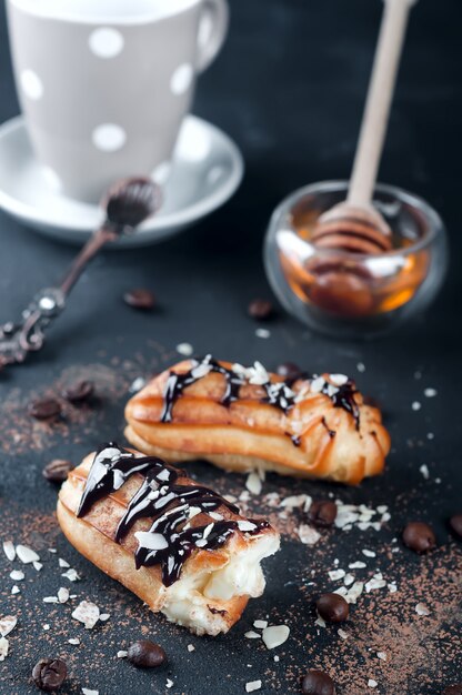 Smakelijke eclairs op tafel