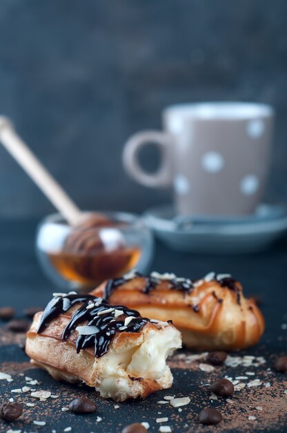 Smakelijke eclairs op tafel