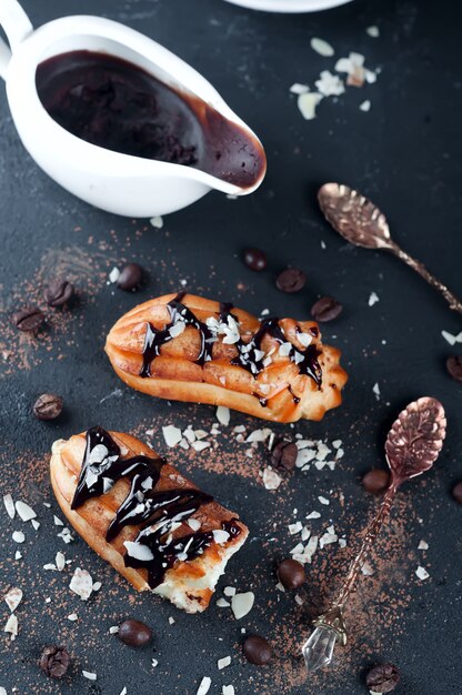 Smakelijke eclairs op tafel