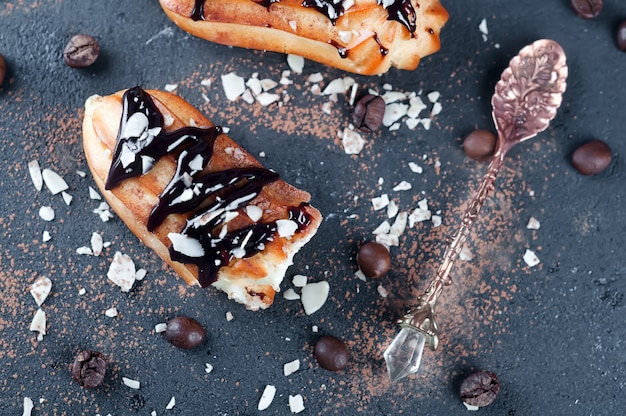 Smakelijke eclairs op tafel