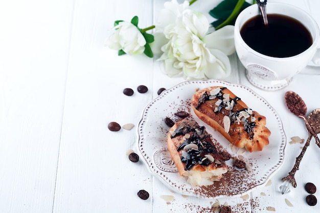 Smakelijke eclairs op tafel