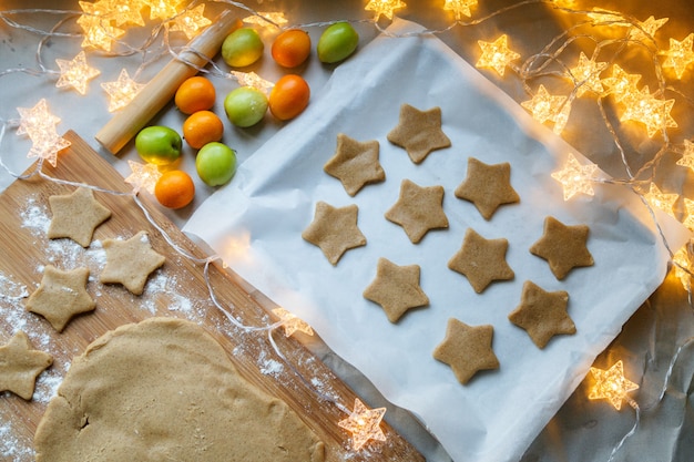 Smakelijke eigengemaakte Kerstmiskoekjes die thuis bakken