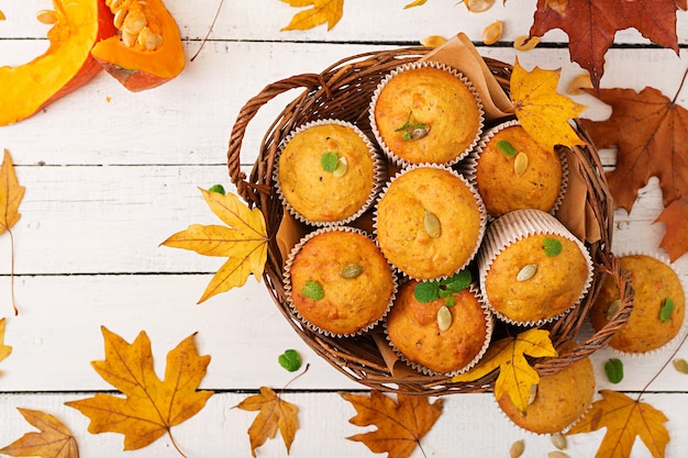 Smakelijke en blozende muffins met pompoen en walnoot.