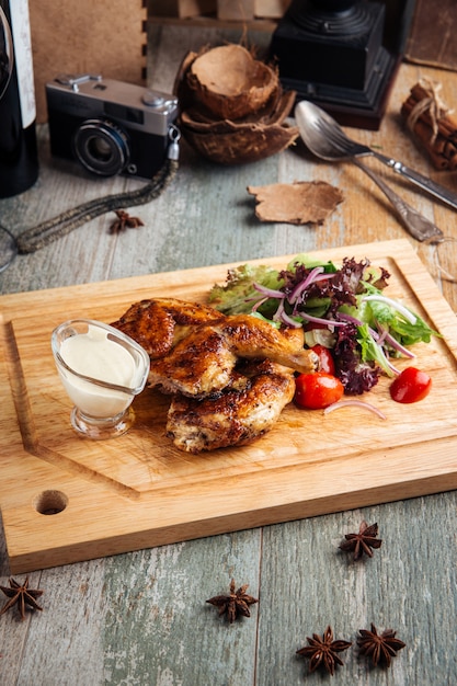 Smakelijke gegrilde kip met Groenen