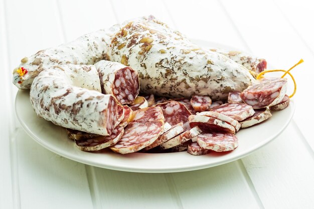 Foto smakelijke gesneden salami met witte schimmel