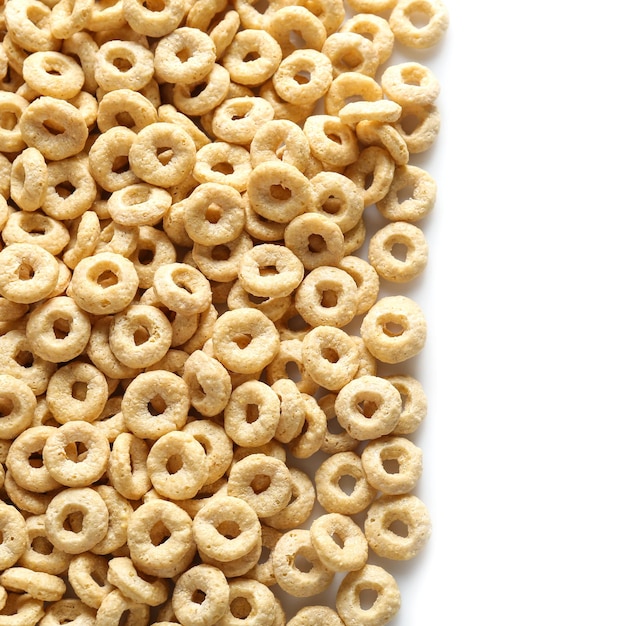 Smakelijke graanringen op witte achtergrond