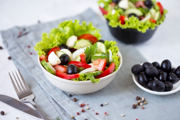 Smakelijke Griekse salade in een bord op een tafel geserveerd