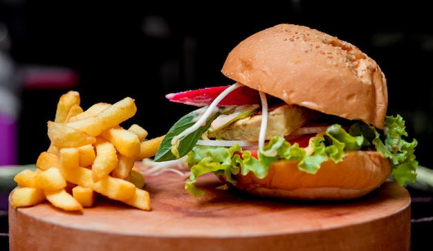 Smakelijke hamburger met kaas en groenten.