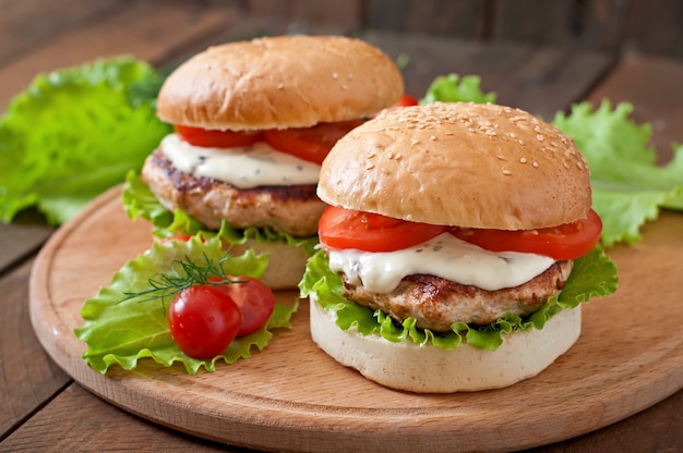 Smakelijke hamburger met kipburger en saus