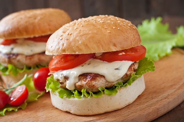 Smakelijke hamburger met kipburger en saus