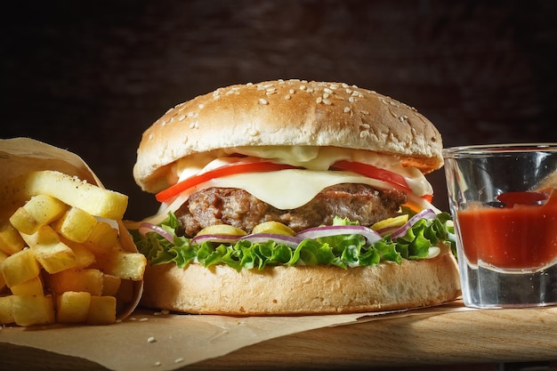 Smakelijke hamburger op een donkere achtergrond