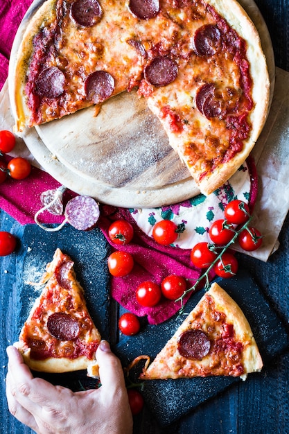 Smakelijke handgemaakte tomaten en pepperoni pizza