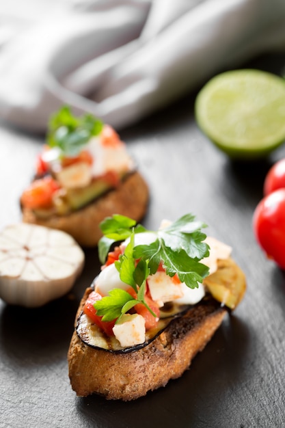 Smakelijke hartige italiaanse italiaanse bruschetta, op plakjes geroosterd stokbrood gegarneerd met peterselie