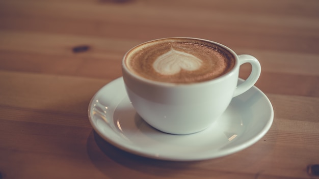 Smakelijke hete Latte-koffie in witte kop