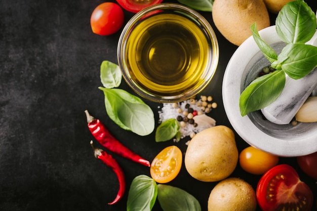 Smakelijke ingrediënten klaar voor het koken op tafel