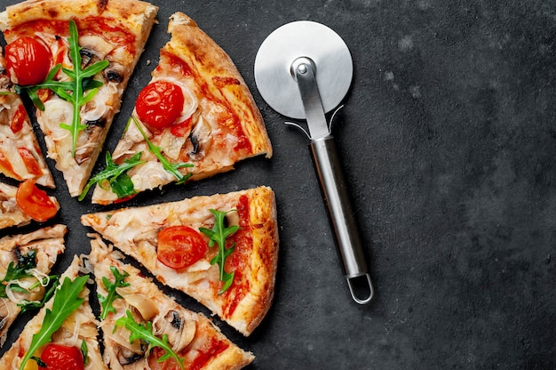 smakelijke Italiaanse pizza met mozzarella kaas, champignons, tomaat, paprika, ui