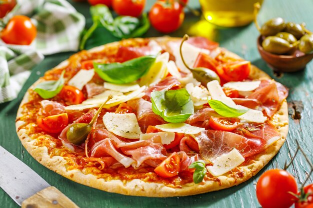 Smakelijke Italiaanse pizza met prosciutto