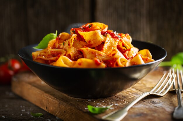 Smakelijke italiaanse pizza met tomatensaus en parmezaanse kaas