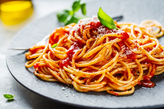 Smakelijke Italiaanse pizza met tomatensaus en Parmezaanse kaas