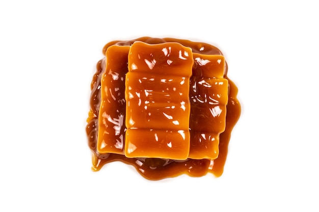 Foto smakelijke karamel snoep geïsoleerd op witte achtergrond kopieer ruimte