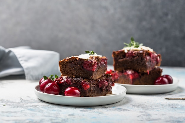 Smakelijke kersenbrownie op een bord