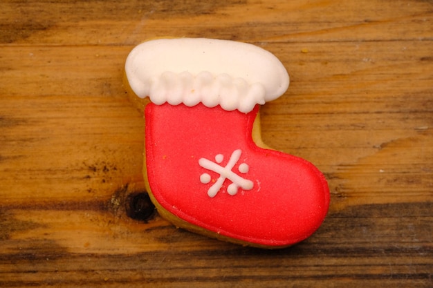 Foto smakelijke kerstkoekjes op een houten tafel. heerlijke kleurrijke kerstkoekjes. kerstnacht.