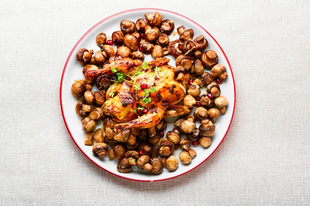 Smakelijke kleine kip of kip gebakken met champignons champignons