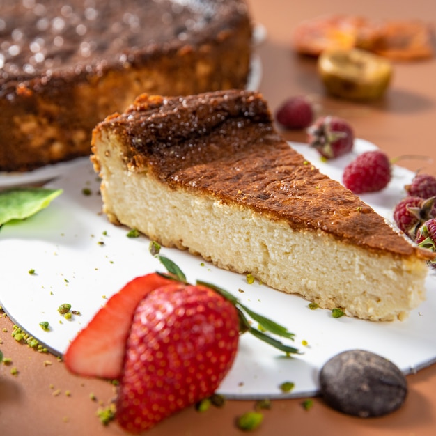 Smakelijke kleurrijke chocoladetaart met aardbei close-up