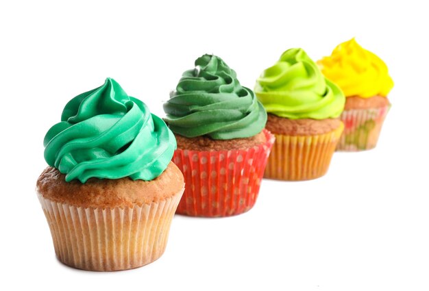 Foto smakelijke kleurrijke cupcakes op witte achtergrond