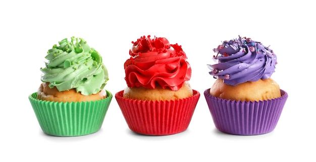 Smakelijke kleurrijke cupcakes op witte achtergrond